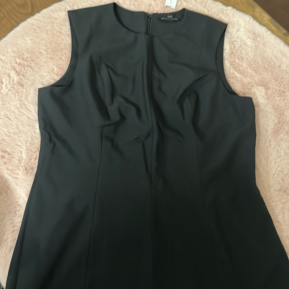 Black sleeveless dress